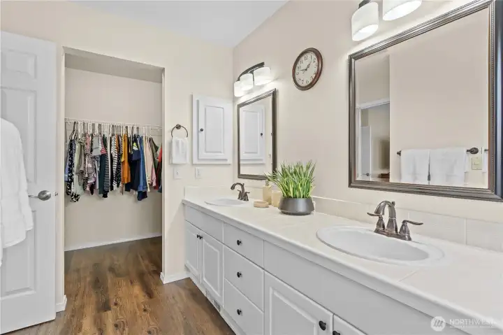 Dual sinks makes this very functional and adds a ton of space