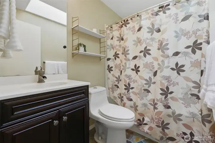 Upstairs hall bath with bath/shower combo.