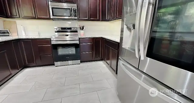 Chic black and stainless-steel appliances in kitchen, all stay!