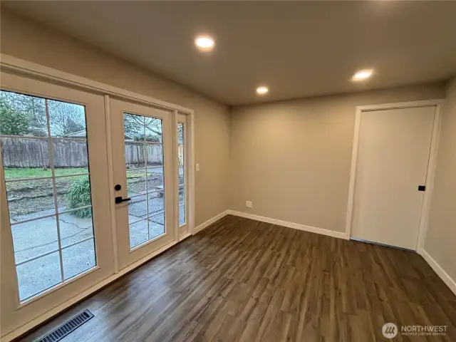 kitchen eating area