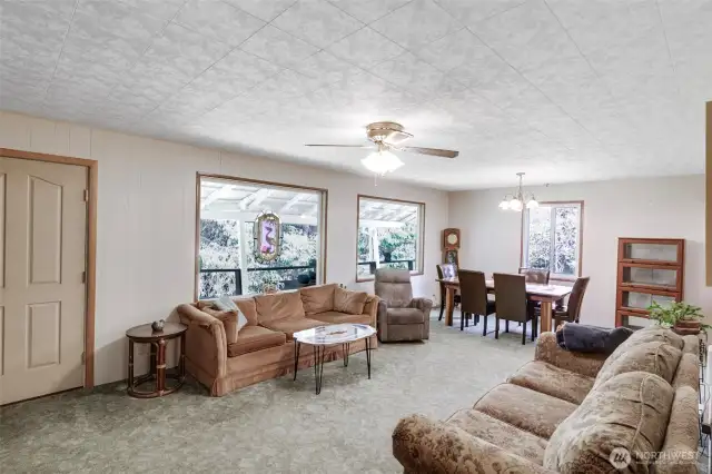living room dining area