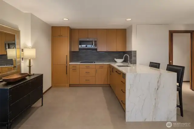 A handsome design for this kitchen: clean lines and high functionality.