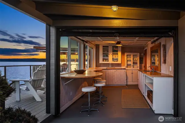 Inviting and beautifully designed, the cabana offers a true haven: grill fresh fish, steam clams, cook Dungeness crabs caught from the bay... Entertain all your friends in this little beach paradise.