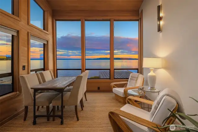 The main level opens on this sunroom versatile in its use and overlooks mesmerizing south facing vistas: Mt Rainier, the bay, Quarter Master between Maury and Vashon Islands, world traveling vessels, active wildlife (seals, Bald Eagles, whales and porpoises...). Breathe in the salty air and enjoy the rhythm of the tides.