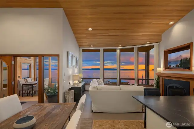 A beautiful room blending Northwest style and contemporary design with its clear cedar ceilings, clean lines and choice of materials: a peaceful retreat.