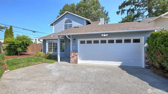Step into comfort and style with this beautifully updated Lynnwood home, ready for you to move right in.