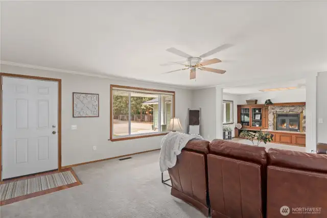 Entry/Living Room