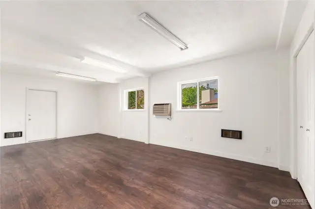 Bonus Room/Hobby Room/or Use as 3rd Bedroom (has built-in closets)