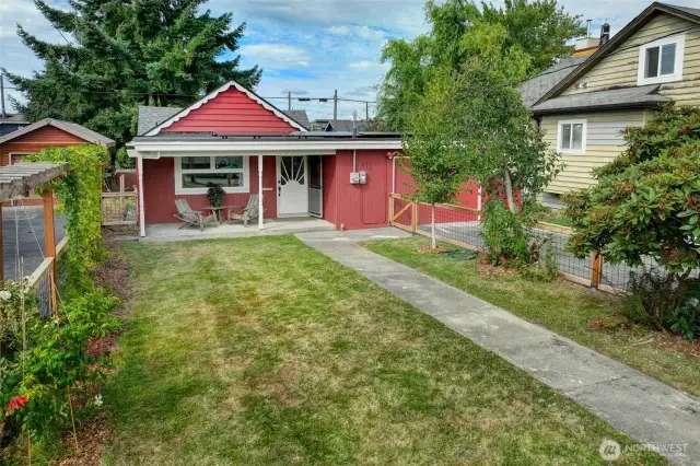 Large fully fenced front yard