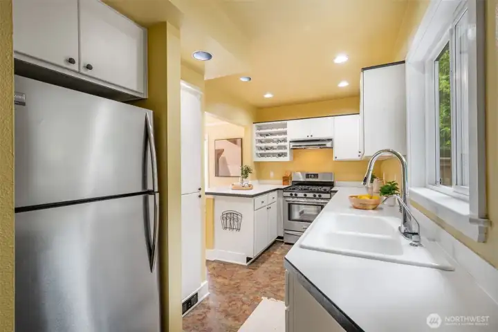 Great flow between living room, dining room, and kitchen.  You'll love the convenience of a circular floor plan!