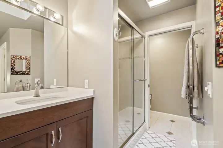 Towel warmer + private shower & toilet