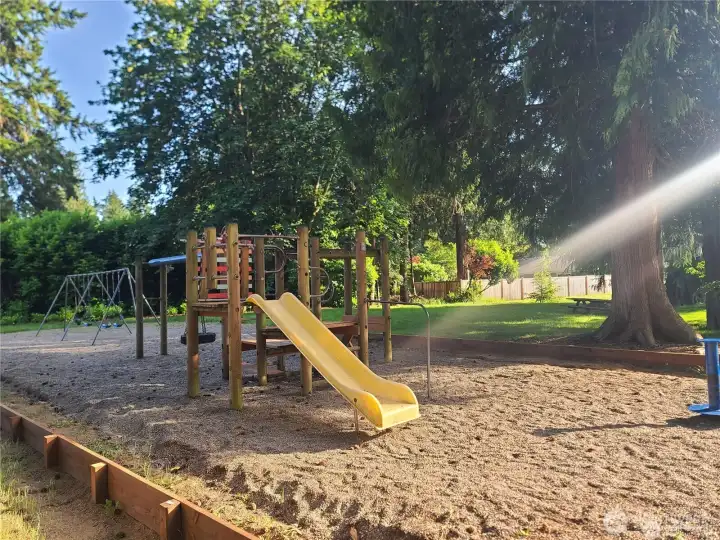 WOODSMUIR PLAYGROUND | Park and picnic tables
