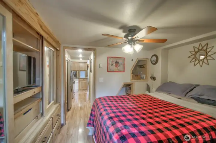 NICE CLOSETS AND DRAWERS WITH TV