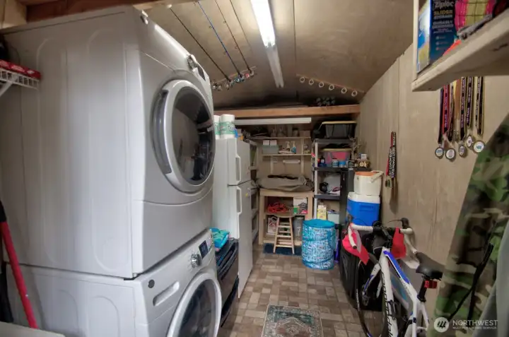 INSIDE THE SHED WASHER/DRYER, FREEZER