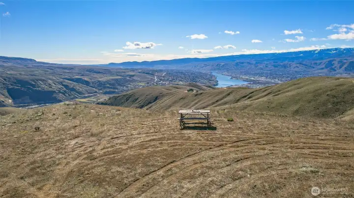 Rare end-of-the-road privacy with no through traffic