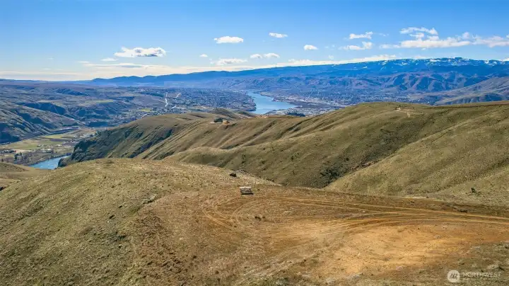 A setting that feels miles away, yet within reach of Wenatchee amenities.
