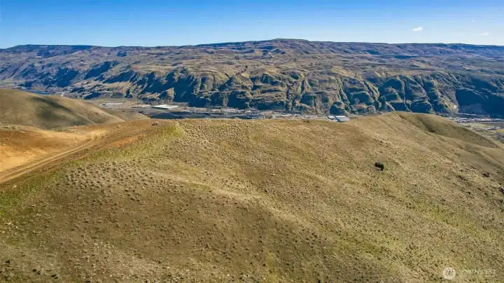 Rare end-of-the-road privacy with no through traffic
