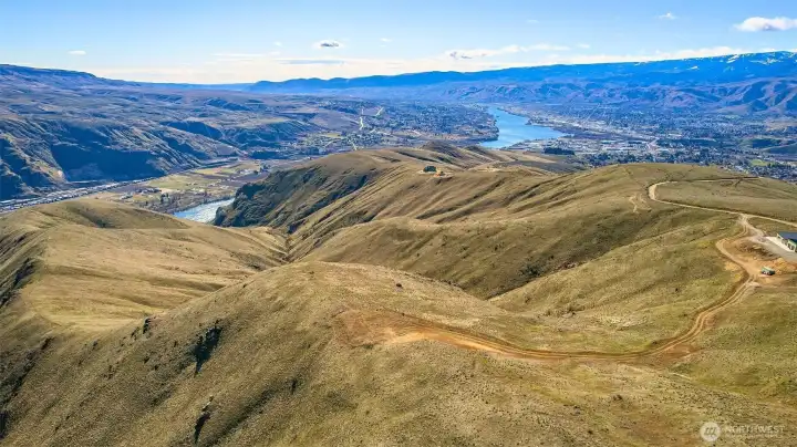 Sweeping panoramic views of the Columbia River winding through the valley below