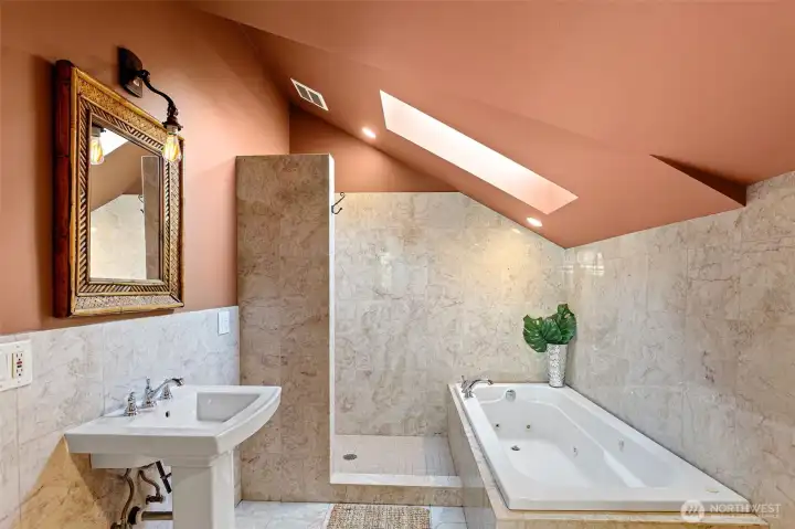 Primary bathroom (upper level 3)