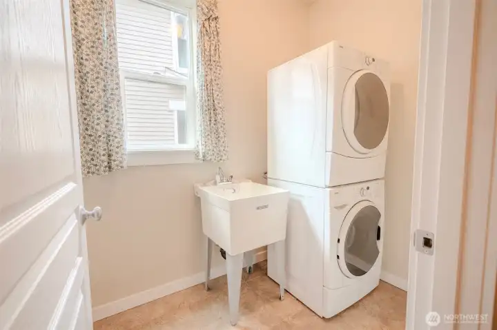 Utility sink w/ stackable