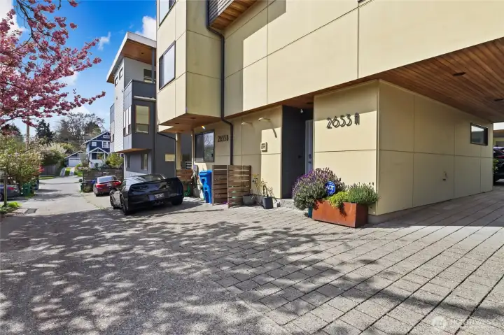 Easy Parking in the back with alley access.