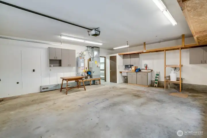 1,042 square feet, heated and plumbed shop