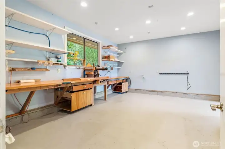 The shop is perfect for woodworking, creating or simply tinkering.  Not pictures, to the right is a cozy fireplace
