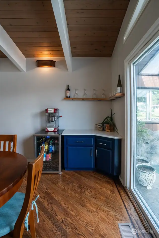 Additional bar with wine fridge! (In Kitchen)