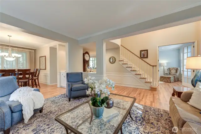 Gorgeous Murray Franklyn resale. Beautiful finishes with double staircase, extended hardwood floors, open-rail staircase, 2 fireplaces, crown molding & wainscoting. Floor plan include main floor office & large bonus room with a vaulted ceiling.