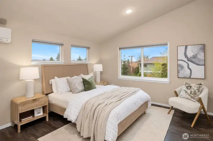 Large Upper level Primary suite, walk-in closet