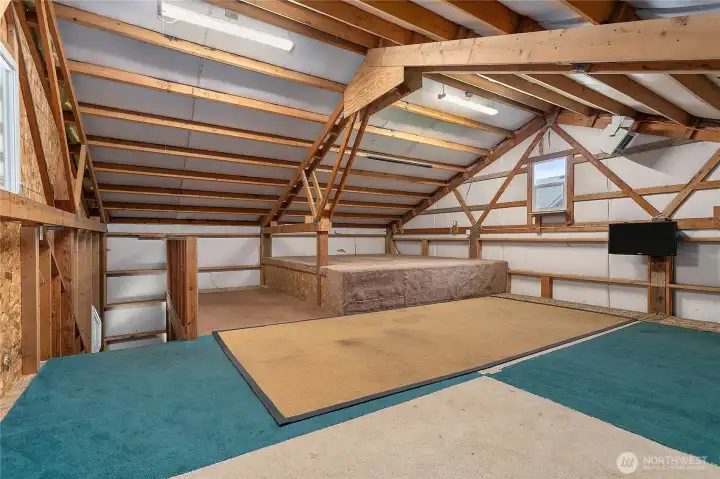 Upstairs flex space in the shop has own 220 heater