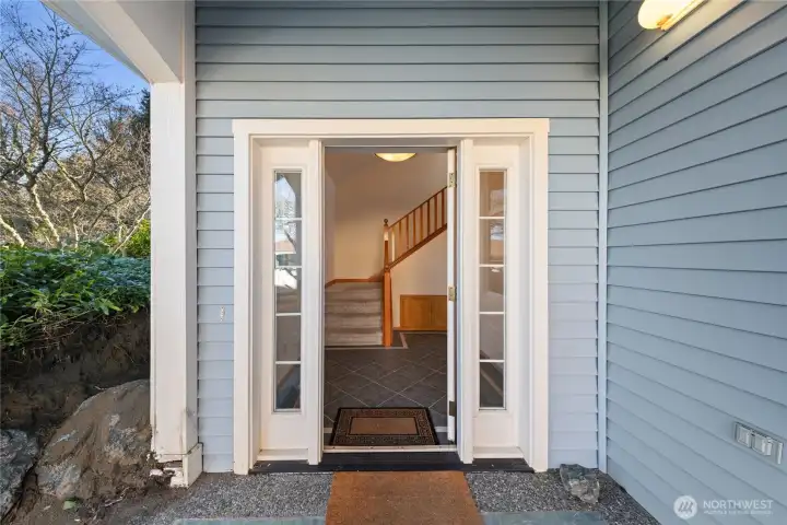 2337 West Beach Road Entryway