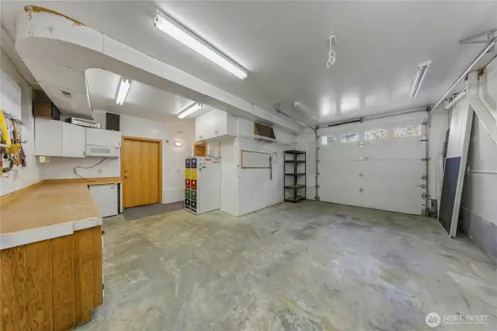 2337 West Beach Road garage/shop/hobby space *Virtually decluttered