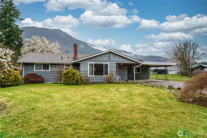 Lots of beautiful perennials. Lots of beautiful perennials.