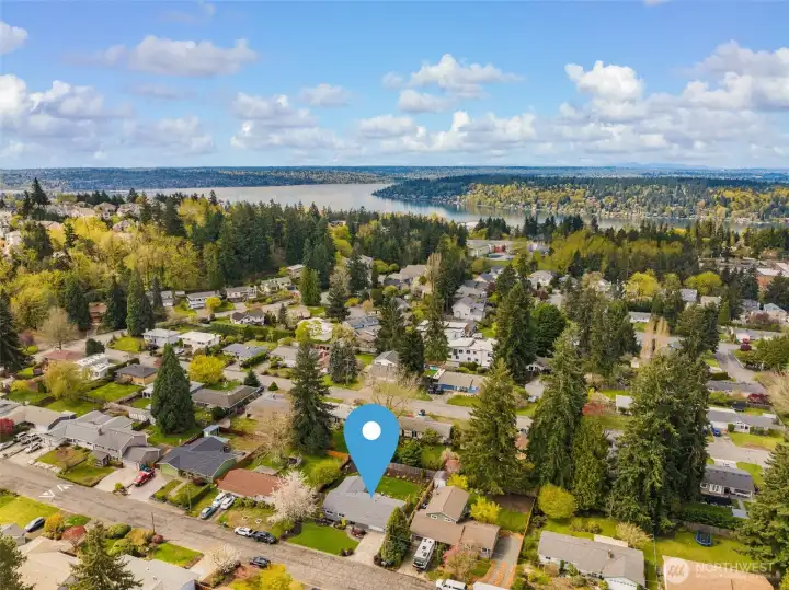 Located minutes to airport, Bellevue, Seattle, parks and trails