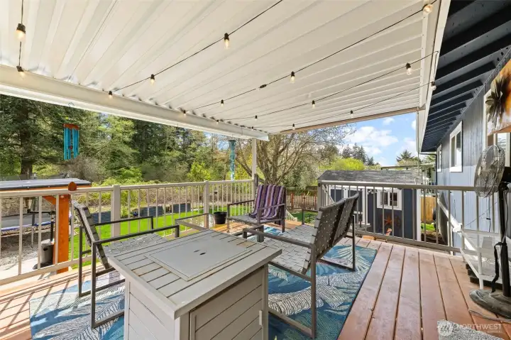 Slider goes to covered deck in the back