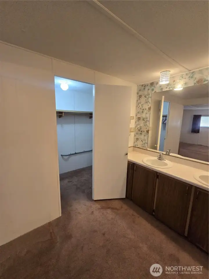 Primary bath to Primary Closet