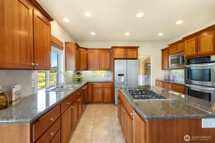 Gorgeous kitchen with generous storage, double ovens, recessed lighting and a walk in pantry!