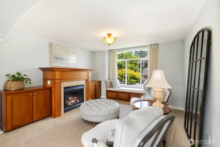 Perfect sitting area in primary for morning coffee, conversations and private enjoyment.