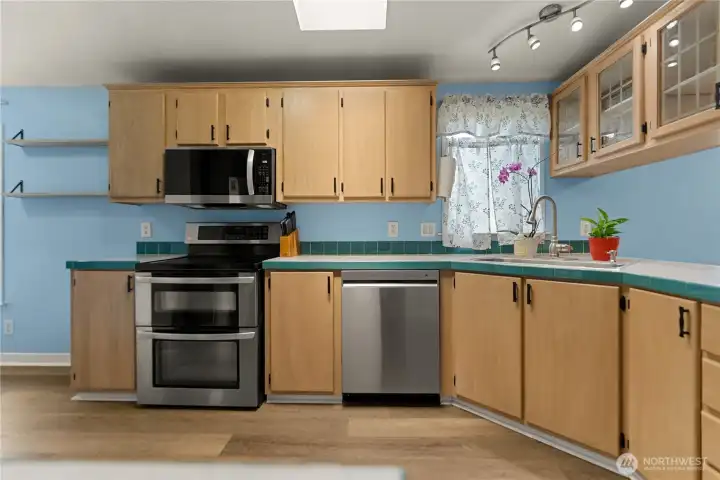 Kitchen w double oven