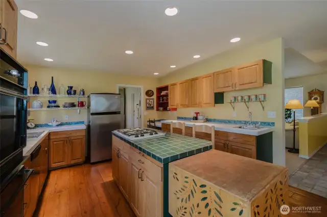 Gas range and tons of cabinet space!