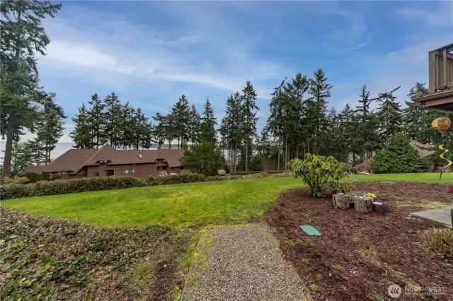 HOA maintained lawn below!