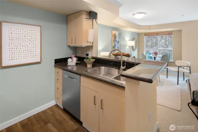 Enjoy morning coffee or evening wine at the bar while staying connected to the whole space—ideal for entertaining or everyday ease.