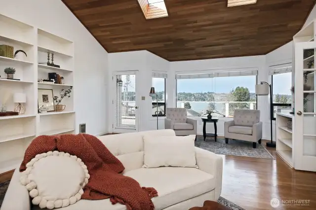 Your back is to the kitchen and you are looking back at the family room. That view keeps following you! Let's go check out the remodeled kitchen in the next photo.....