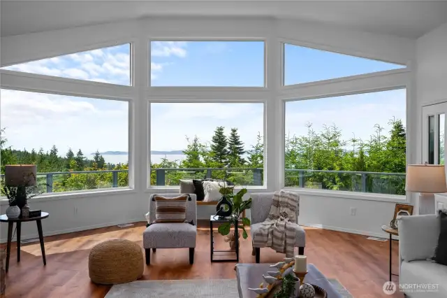 Walls of windows flood the home with light and capture unforgettable sunsets.