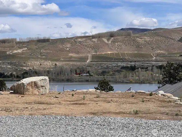 Building lot with gorgeous Columbia River and Mountain Views!