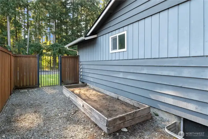 Raised garden beds and extra side fence