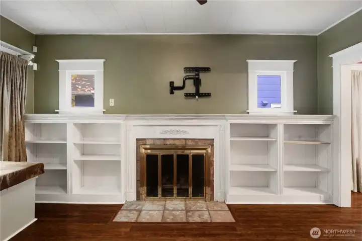 Gas fireplace surrounded by built-in bookshelves