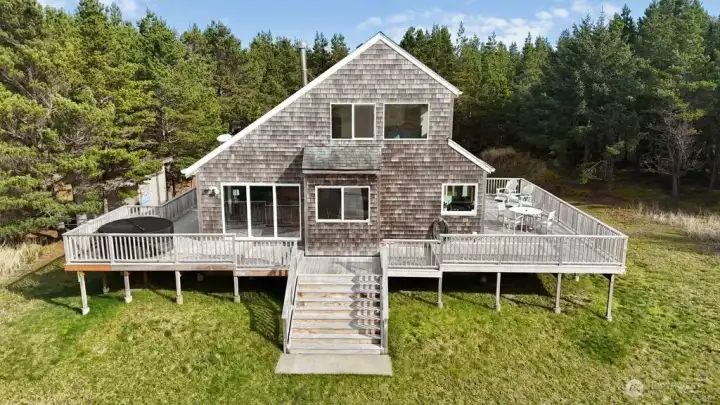 Sink into the hot tub as the sun slips over the horizon... Heaven on Earth!