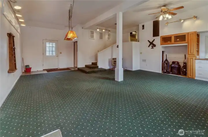 Media/Entertainment Room With Wet Bar